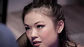 Lulu Chu yang muda mengeksplorasi seksualitasnya dalam video panas.