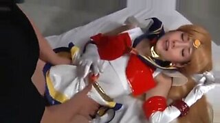 La novia zorra se folla el disfraz de Sailor Moon con su amante. El sexo en grupo salvaje sigue.