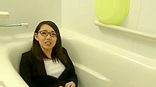 एक बेवकूफ एशियाई शौकिया लड़की हॉट एचडी वीडियो का आनंद लेती है।