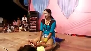 Una ragazza dell'Andhra fa una routine di danza aperta e sensuale.