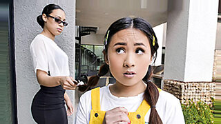 Slanke Aziatische tiener Elle Voneva laat kleine tieten zien