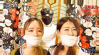 Bellezze cinesi legate e stuzzicate in un trio BDSM