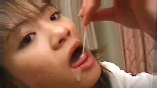Γιαπωνέζα κάνει άγριο όργιο με bukkak σε ένα κορίτσι από την Ασία.