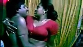Eine indische Hausfrau mit großen Brüsten wird vor der Webcam in einem roten Saree wild.