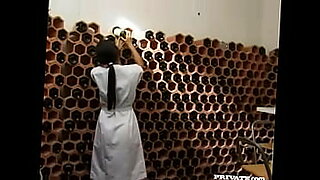 Une femme de ménage japonaise est dominée par son patron dans une session coquine.