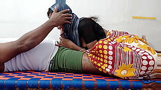 Eine pakistanische Frau stöhnt vor Vergnügen während intensiver Mädchen-auf-Mädchen-Aktion im Orgasmus.