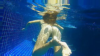 तीन कामुक आबनूस महिलाएं एक पूल में गोता लगाती हैं, छपाई करती हैं और खेलती हैं।