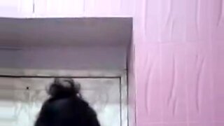 La zia indiana si filma mentre si fa la doccia con le sue grandi tette