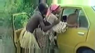 Eine wunderschöne afrikanische Frau genießt Sex im Freien mit einem weißen Mann.