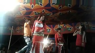 Οι καλλονές Bojpuri έκαναν μια αισθησιακή παράσταση.