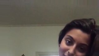 Une brune montre son cul serré sur webcam
