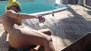 ثلاثي ساخن بجانب حمام السباحة مع جمال مزين بالوشم