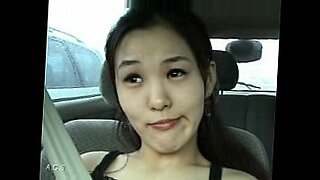 Una modella coreana si rallegra davanti alla telecamera