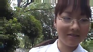 일본의 십대들이 공공장소에서 펠라치오를 하고 섹스를 한다