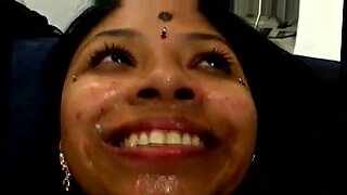 Indiase babe geniet van een met zaad bedekt gezicht in een trio