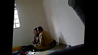 Een Indonesisch meisje smeekt om een gedwongen kus in een hete video.