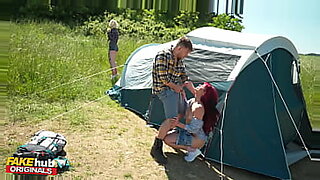 Das Camping bei kaltem Wetter verwandelt sich in ein heißes sexuelles Abenteuer.