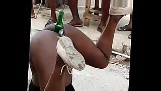 Ένας μαύρος άνδρας κάνει σεξ με σφιχτά γαϊδούρια.