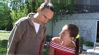 Een brunette tiener krijgt anale training van haar vader.