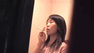 Bella giapponese sorpresa in webcam da sola