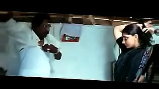 Junges tamilisches Paar erkundet versautes BDSM im Schlafzimmer