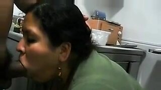 Istri Desi deepthroat dan mengganggu paman Muslim untuk mencapai klimaks