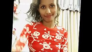Một người phụ nữ Tamil quyến rũ thủ thỉ nói tục trong một video xxxx.