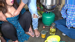Ein kurviges indisches Paar wird in der Küche frech.