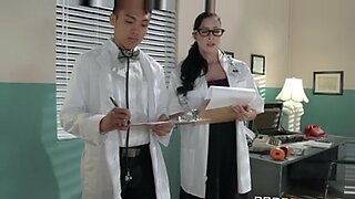 Een rondborstige verpleegster bevredigt bekwame patiënten