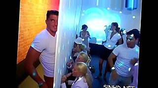 Un gruppo numeroso si scatena in un video a luci rosse.