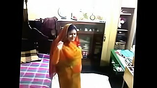 Indische Hausfrau gibt sich leidenschaftlichem Sex hin
