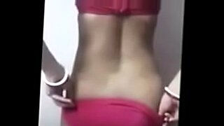 Een sensueel Telugu-koppel verkent hun verlangens in een Aideio-video.