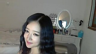 Koreańska nastolatka rozbiera się zmysłowo na kamerce internetowej.