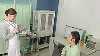 Una bruna giapponese sperimenta un trattamento ruvido in un video con calze HD.