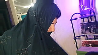 Desi-Mädchen Janneat wird mit BDSM-Fesseln kinky