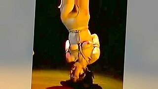 Eine japanische Bondage-Künstlerin fesselt eine Brünette gekonnt in einer dampfenden Position.