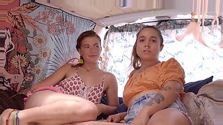 Getatoeëerde lesbiennes verkennen anaal plezier in een busje
