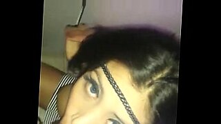 Verleidelijke Indiase Anna Mariel plaagt en behaagt in bed.