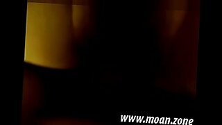 소프론 모델 파니 카라카이가 유혹적인 의료 테마 비디오에 출연합니다.