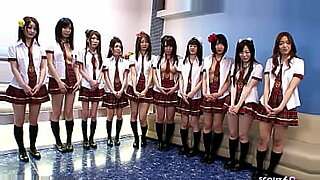 Swinger muda dan liar terlibat dalam seks kelompok Jepang.