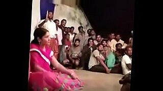 Penari vulgar merusak pertunjukan tari desa tradisional.