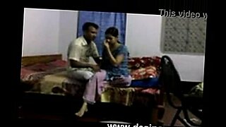 Ένας κυρίαρχος άνδρας της Ινδίας επιδίδεται σε άγριο σεξ με τη λευκή φίλη του.