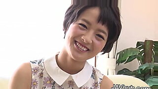 La carina ragazza giapponese Mari Haneda si impegna in azioni hardcore tra donne.