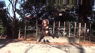 Openbare beelden van een aantrekkelijke Aziatische tiener in een upskirt-video.