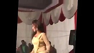 A beleza indiana dança sedutoramente