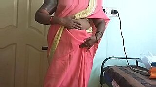 विवाहित माँ का आकर्षक वीडियो जिसमें भावुक सेक्स दिखाया गया है।