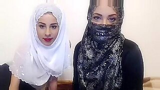 Cặp đôi Á Đông chia sẻ một buổi webcam thân mật