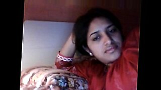 Sharmin, oszałamiająca piękność z Bangladeszu, angażuje się w gorące spotkanie seksualne.