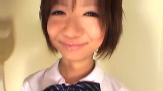 Duas garotas japonesas em uma escola POV se envolvem em close-up das grandes bucetas uma da outra.