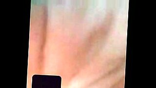 激しい指マンが、ホットなビデオで驚くべきオーガズムにつながる。